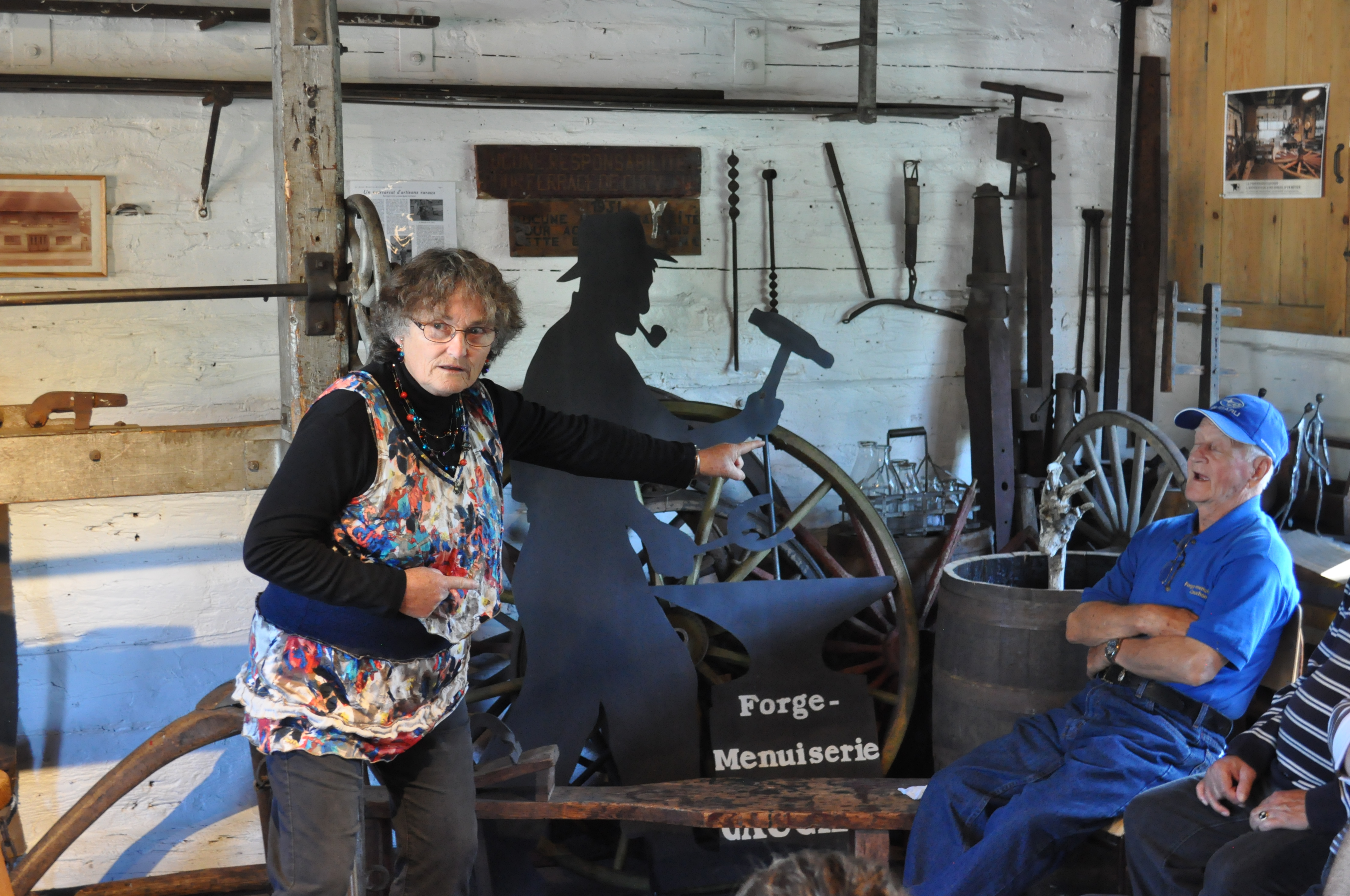 Dans la Forge Cauchon, Claire-Lise avec Mr Cuachon et Henri La Pipe, son héros 2016